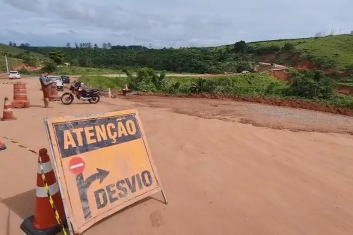 Desvio de cratera aberta por chuvas na BR-101 é liberado após um mês