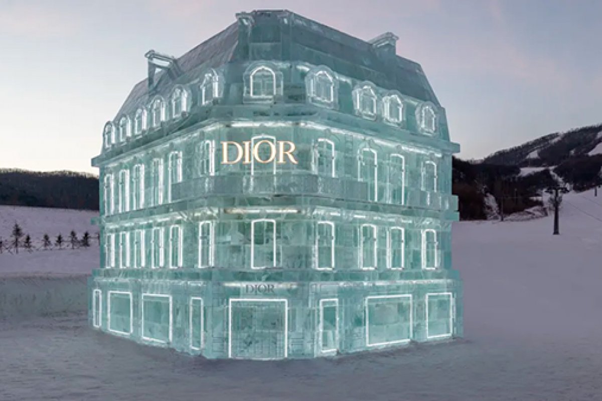 Dior cria escultura de gelo gigante em nova loja!