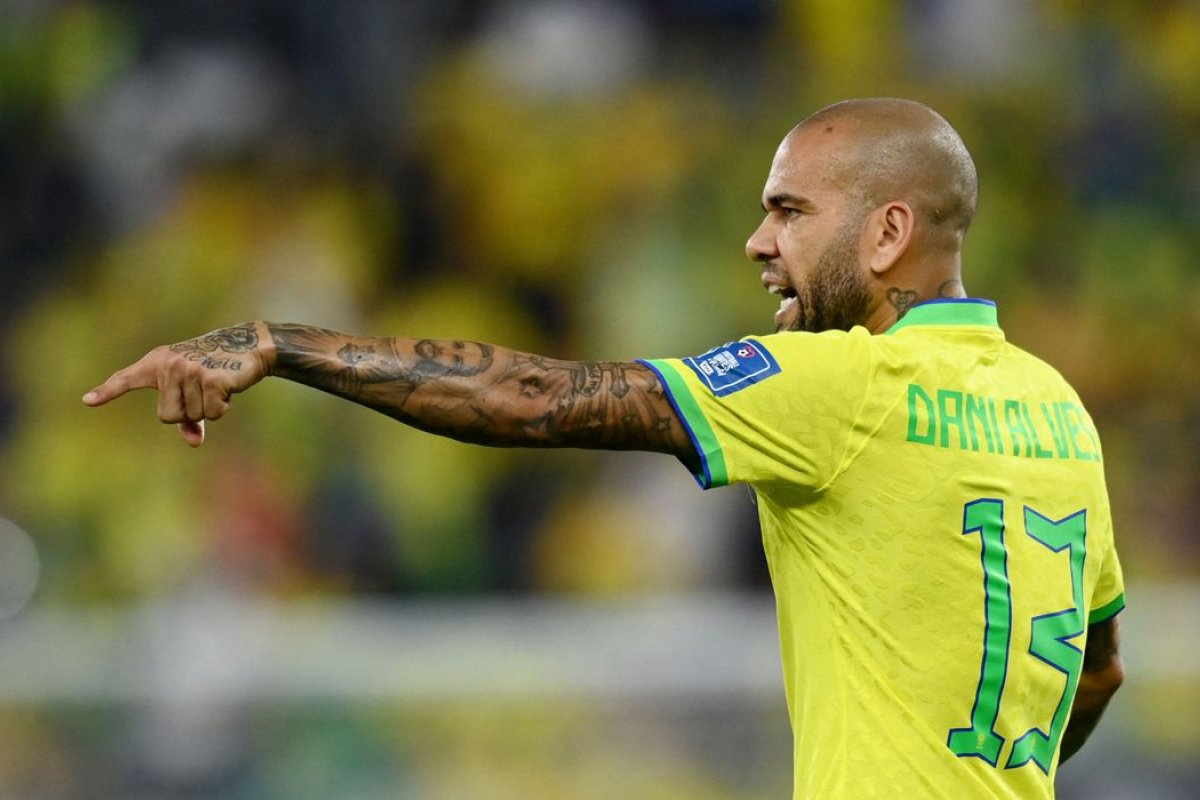 Defesa de Daniel Alves pretende apresentar nova versão sobre denúncia de estupro