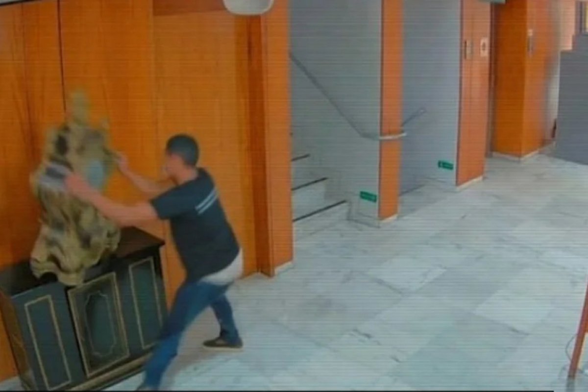 Saiba quem é o homem que destruiu o relógio de Dom João VI no Planalto