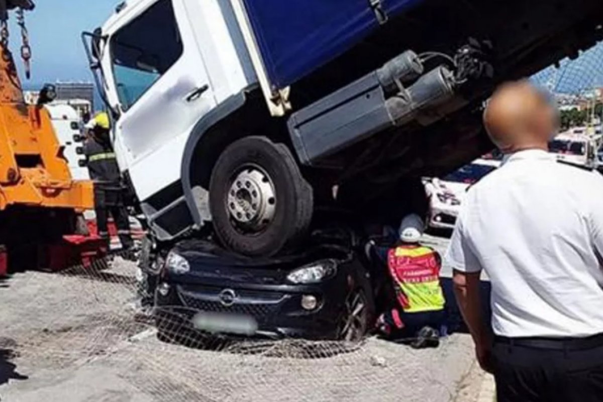 Mulher sobrevive após carro ser "esmagado" por um caminhão na África do Sul