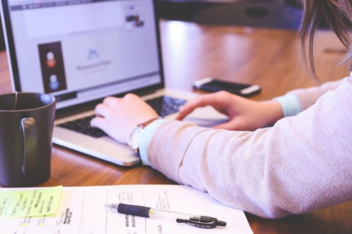 Modelo híbrido de trabalho está em alta e deve ser uma tendência, diz gestora de comunicação