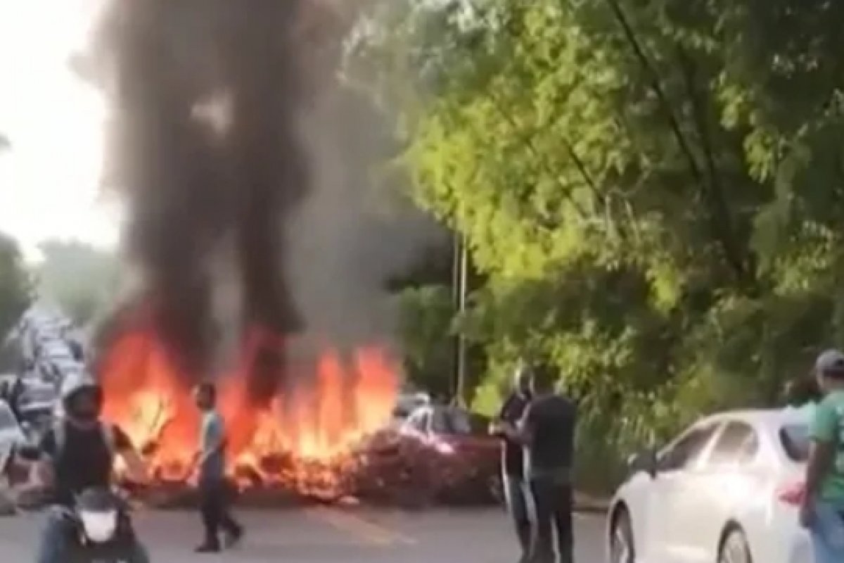 Motoristas de vans e táxis protestam contra ações de fiscalização da Agerba em rodovia na Bahia