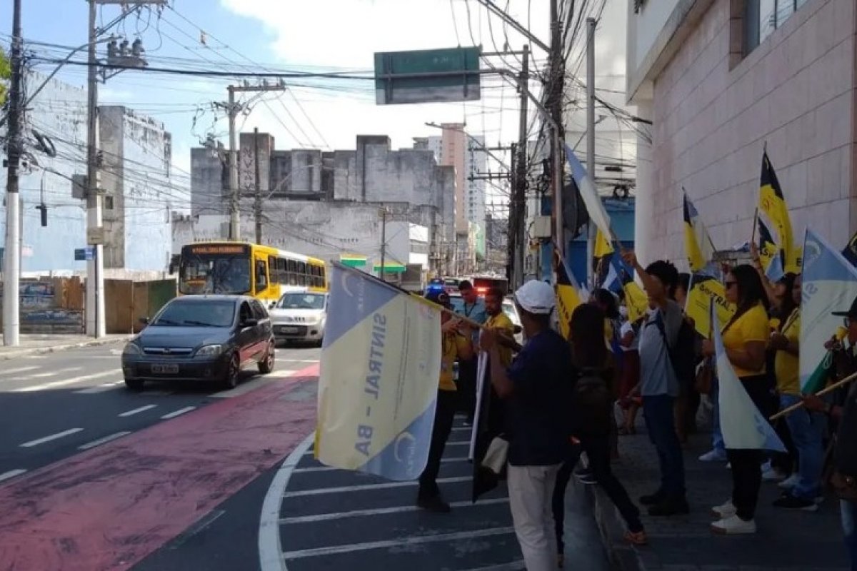 Funcionários da limpeza protestam em Salvador e pedem melhorias nos direitos trabalhistas