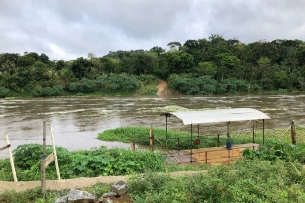 Canoa com sete pessoas vira em rio no sul da Bahia