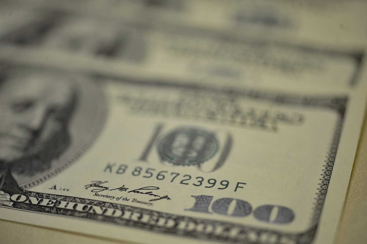 Após terceira alta seguida, dólar atinge novo recorde histórico