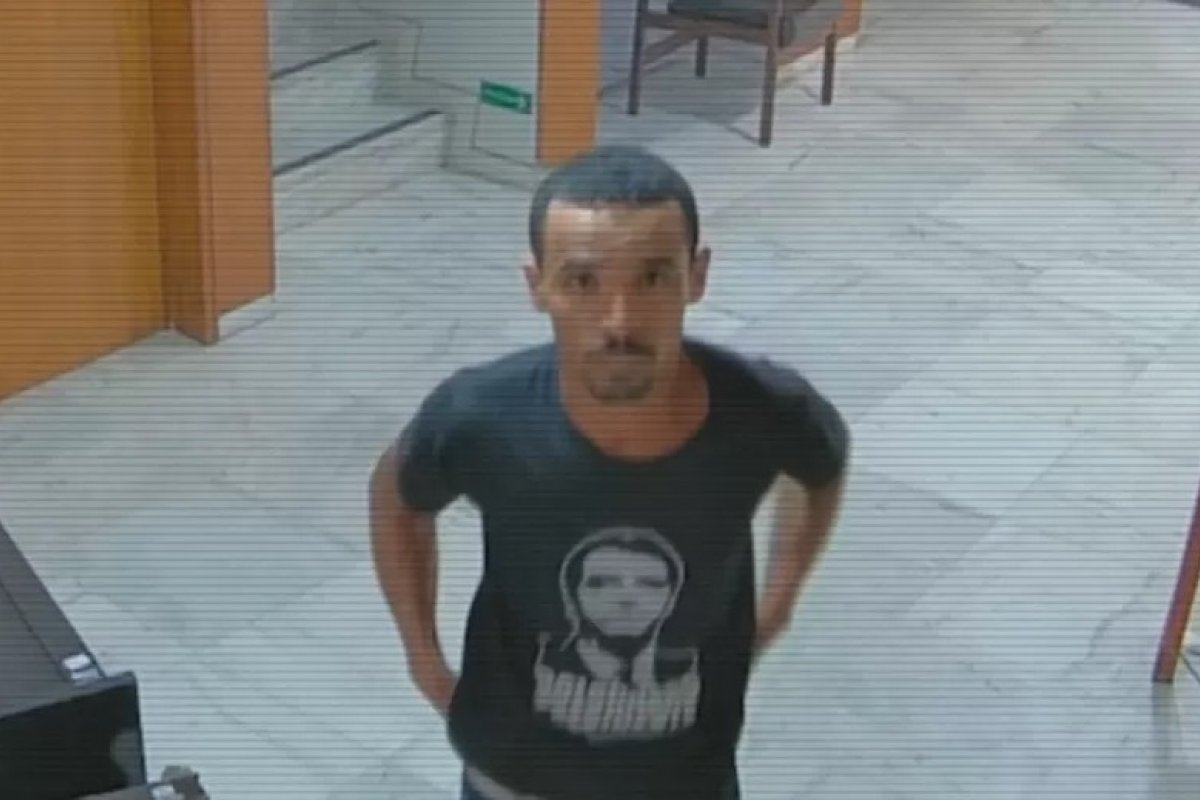 PF prende homem que destruiu relógio de Dom João VI durante a invasão ao Planalto