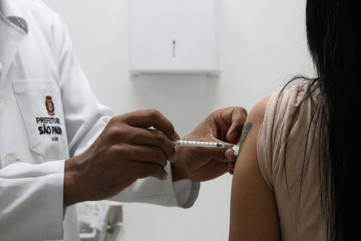 Vacinação contra Covid-19 oferta 4ª dose para pessoas com 12 anos ou mais nesta terça (24)