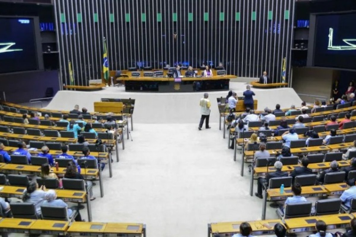 Partidos com ministérios no governo Lula representam mais de 50% da Câmara dos Deputados