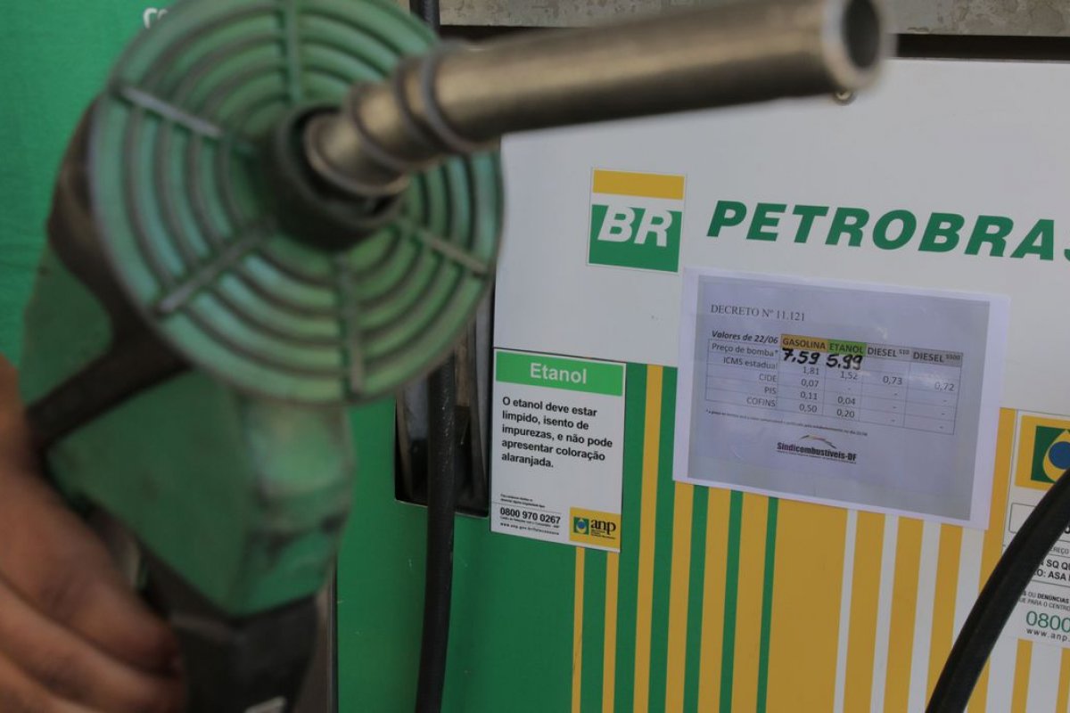 Petrobras anuncia aumento de R$ 0,23 por litro de gasolina para distribuidoras