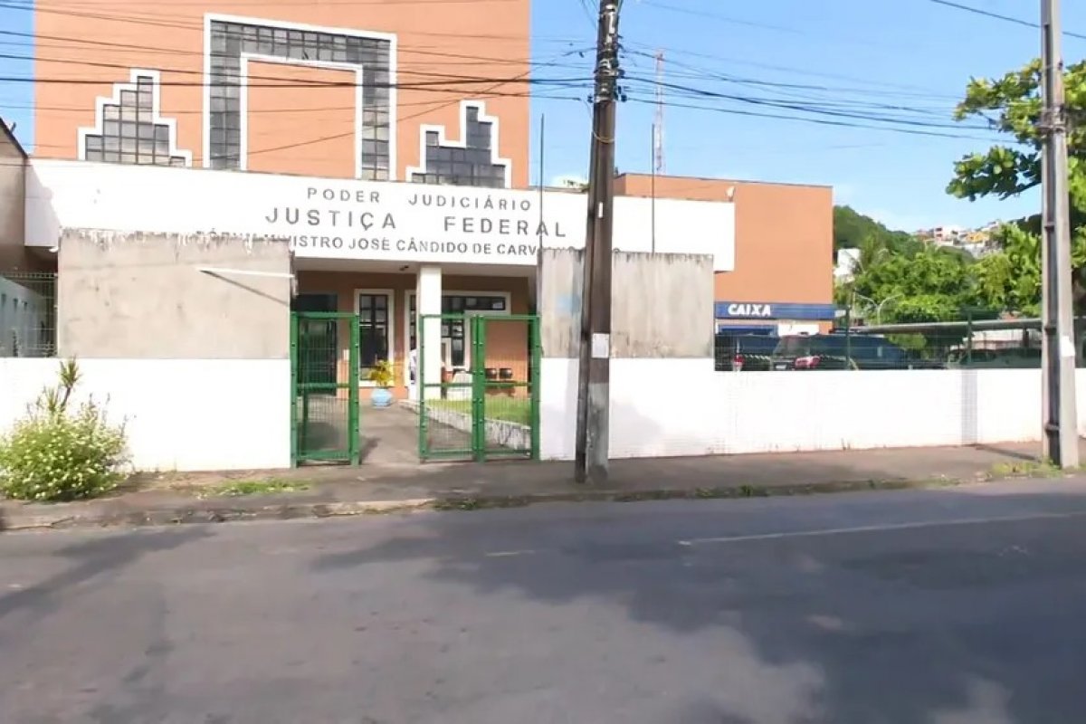 Júri popular de 7 indígenas acusados por morte de agricultor é iniciado em Ilhéus