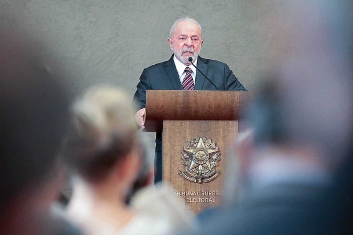 Lula viaja a Montevidéu com o intuito de fortalecer os laços comerciais