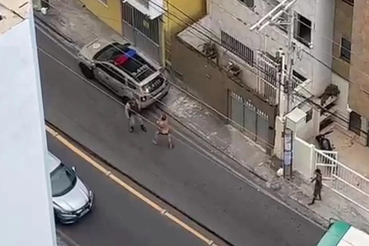 Homem agride ex-companheira e atira móveis pela janela de prédio em Salvador