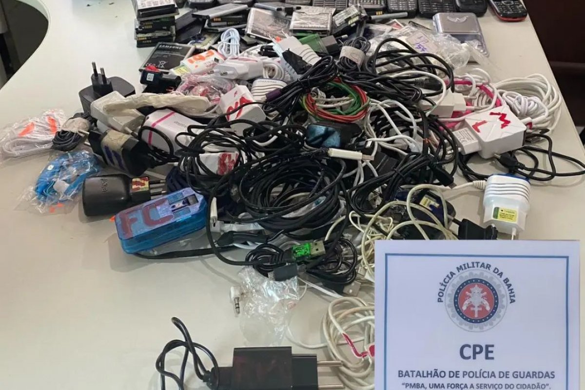 Polícia impede arremesso de 40 celulares, drogas e objetos para presídio de Salvador