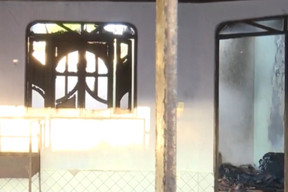 Moradores incendeiam casa de suspeito de estuprar sobrinha da companheira em Feira de Santana, na Bahia