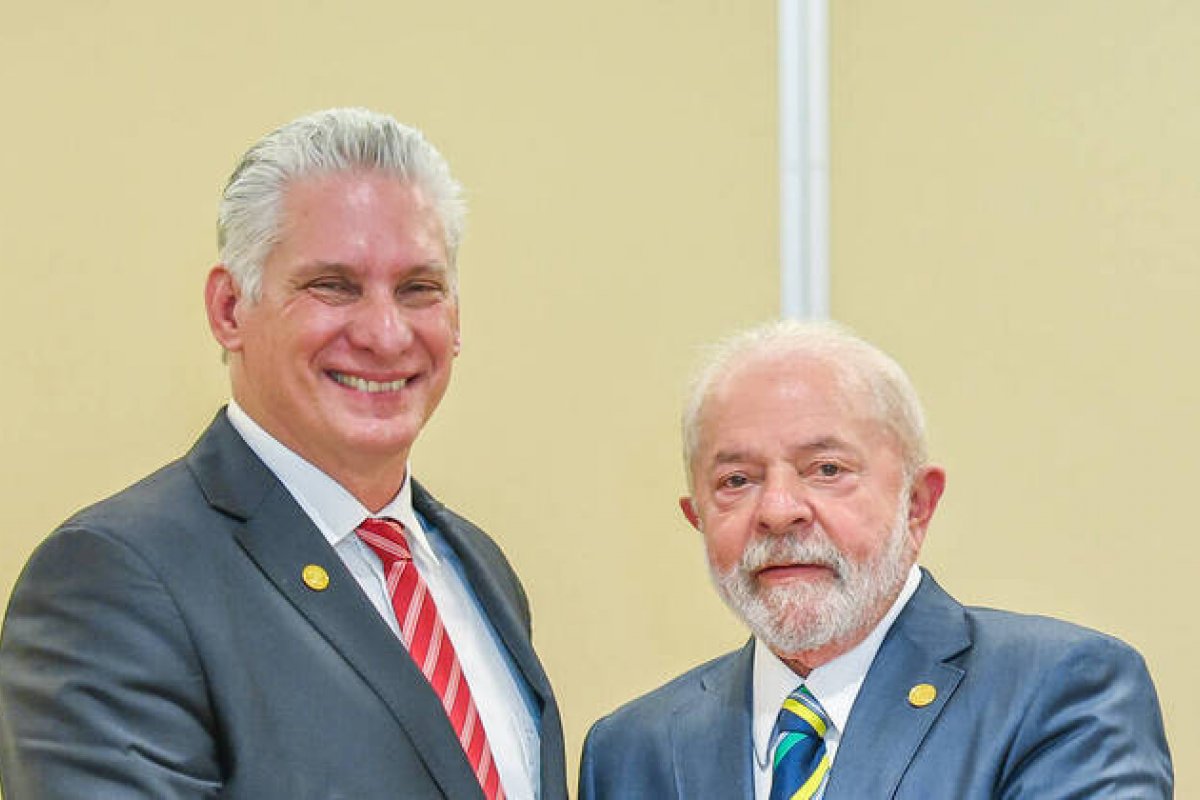 Lula publica foto com ditador cubano e fala em restabelecer relações diplomáticas