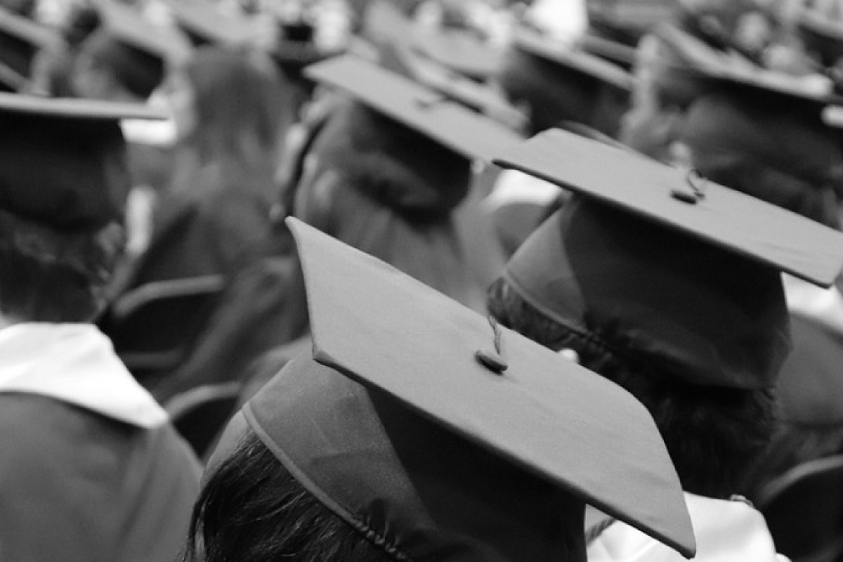 Justiça bloqueia bens de empresa por golpe em formatura de medicina no Paraná