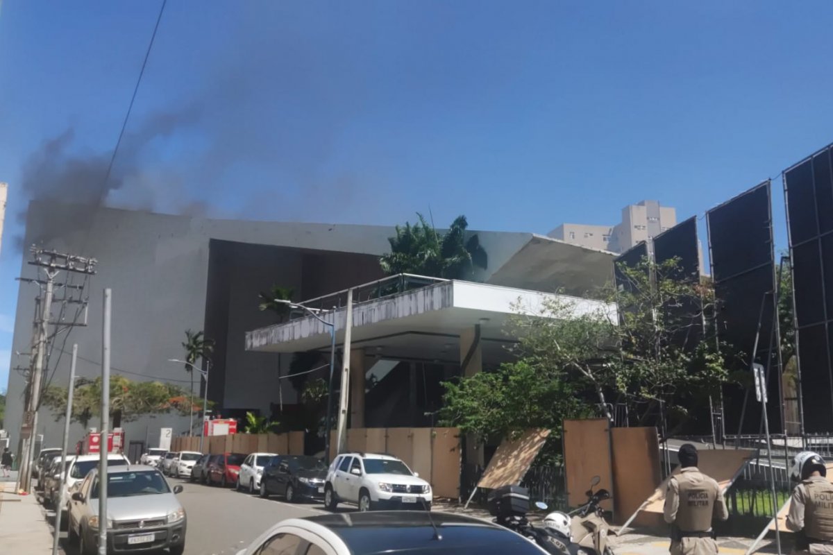 Vídeo: incêndio atinge Teatro Castro Alves, em Salvador