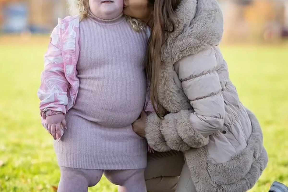 Mãe precisa colocar grade de proteção na cozinha para que filha pare de comer
