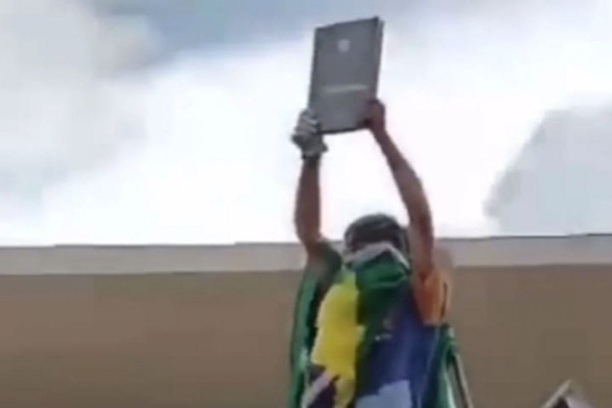 Homem que levou réplica da Constituição do STF no 8 de Janeiro é preso