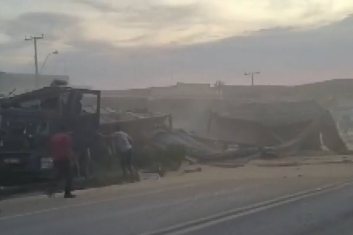Caminhão bate em carreta em estrada de Seabra, na Chapada Diamantina