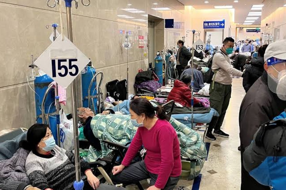 Centro de Controle de Doenças da China alerta que o número de mortes diárias por covid-19 caiu quase 80%