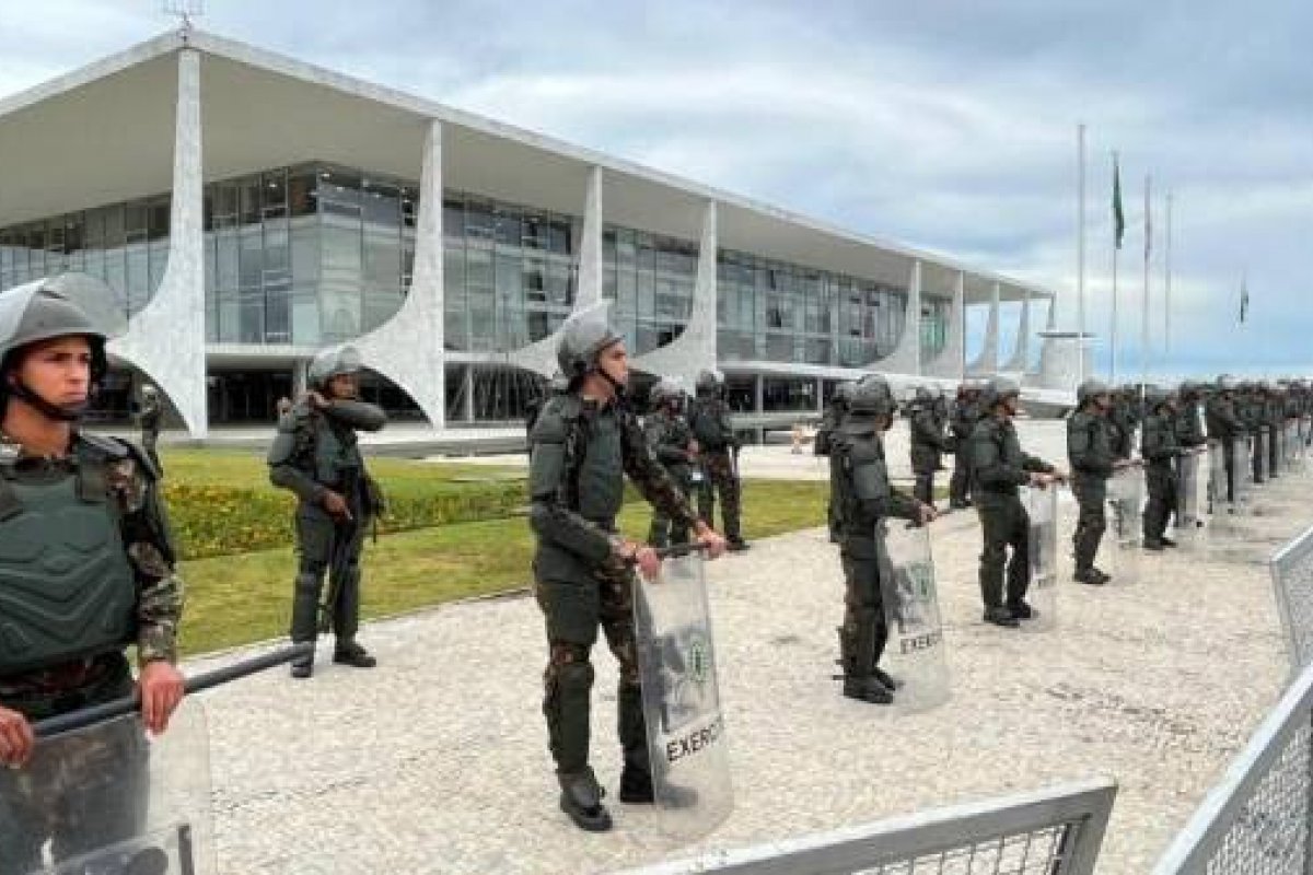 GSI segue com as mudanças de militares da pasta, após dezenas de baixas