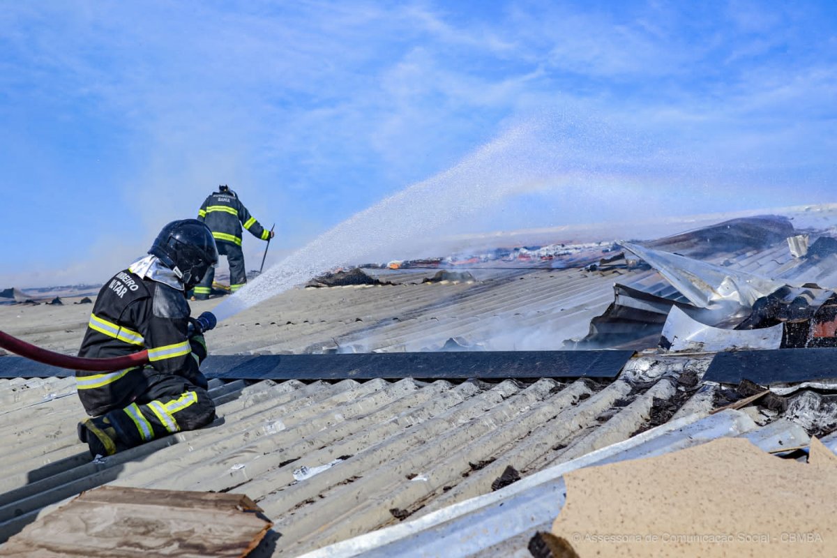 Bombeiros finalizam combate ao incêndio que atingiu TCA, em Salvador
