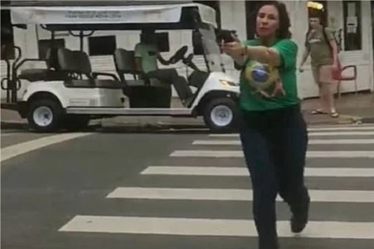 PGR denuncia Carla Zambelli por porte ilegal de arma de fogo