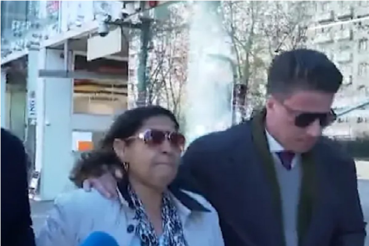 Mãe de Daniel Alves se reúne com advogados e indica que confia na inocência do filho