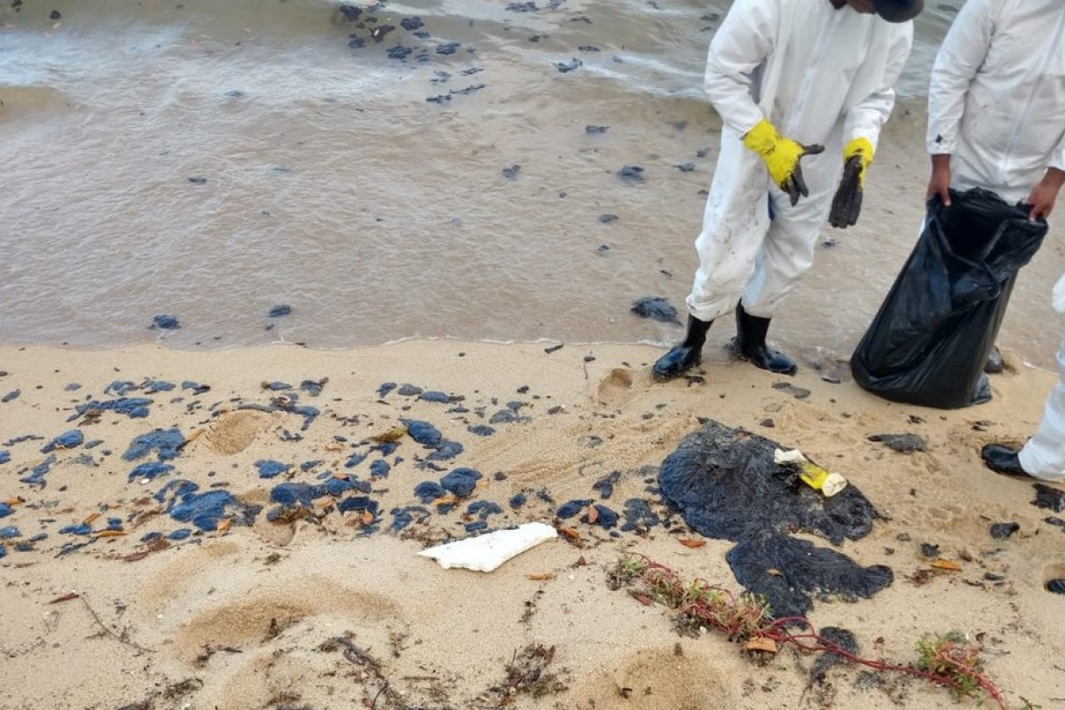 Óleo volta a aparecer em praia no sul da Bahia