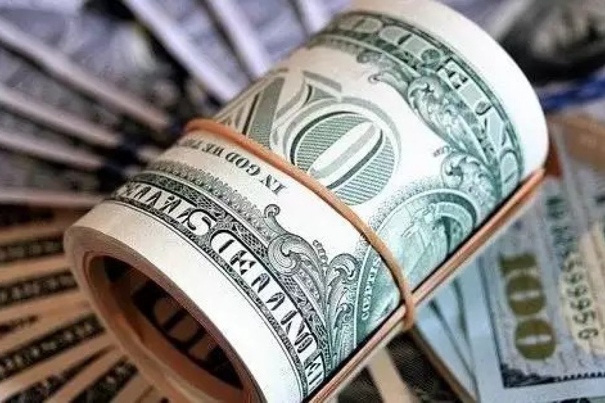 Moeda norte-americana avança nos primeiros negócios desta sexta-feira (27)