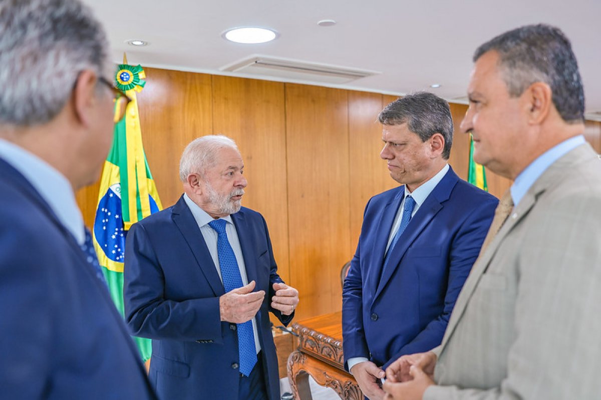 'BNDES voltará a ser um banco de desenvolvimento', diz Lula a governadores
