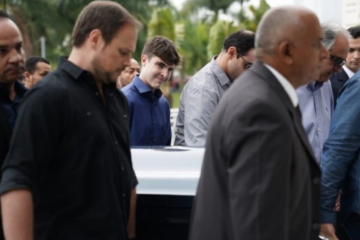 Corpo de Gugu é velado pela família na Assembleia Legislativa de SP