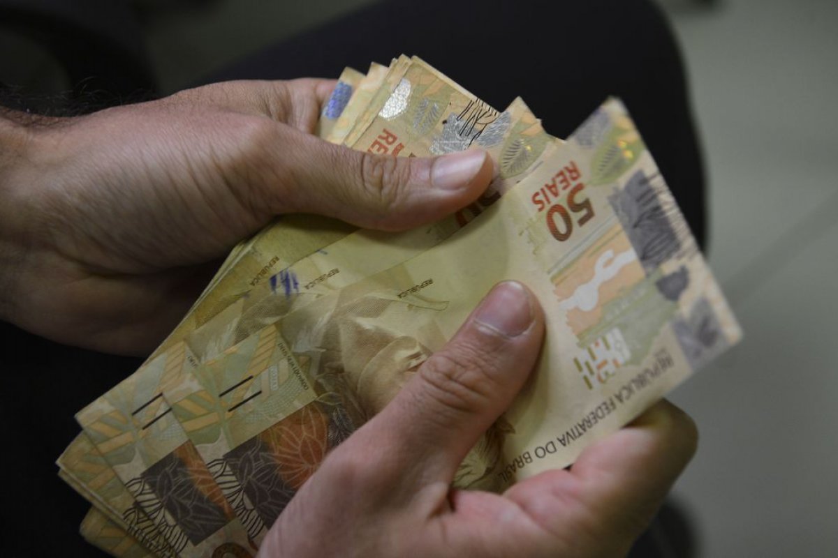 Endividamento das famílias chega a 49,5% e juros sobe 8,2 pontos em 2022