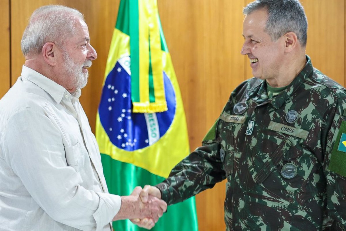 "Ninguém está acima da lei", afirma Comandante do Exército sobre punição a militares