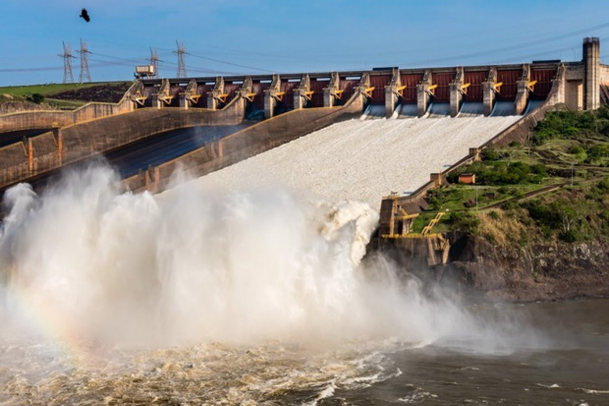 Usina de Itaipu para de funcionar e deixa 70% dos usuários às escuras