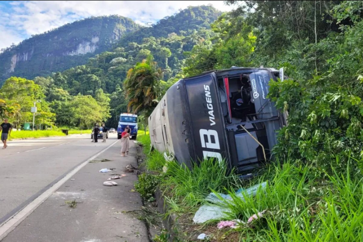 Cerca de 20 pessoas ficam feridas após ônibus de turismo tombar na Serra de Petrópolis