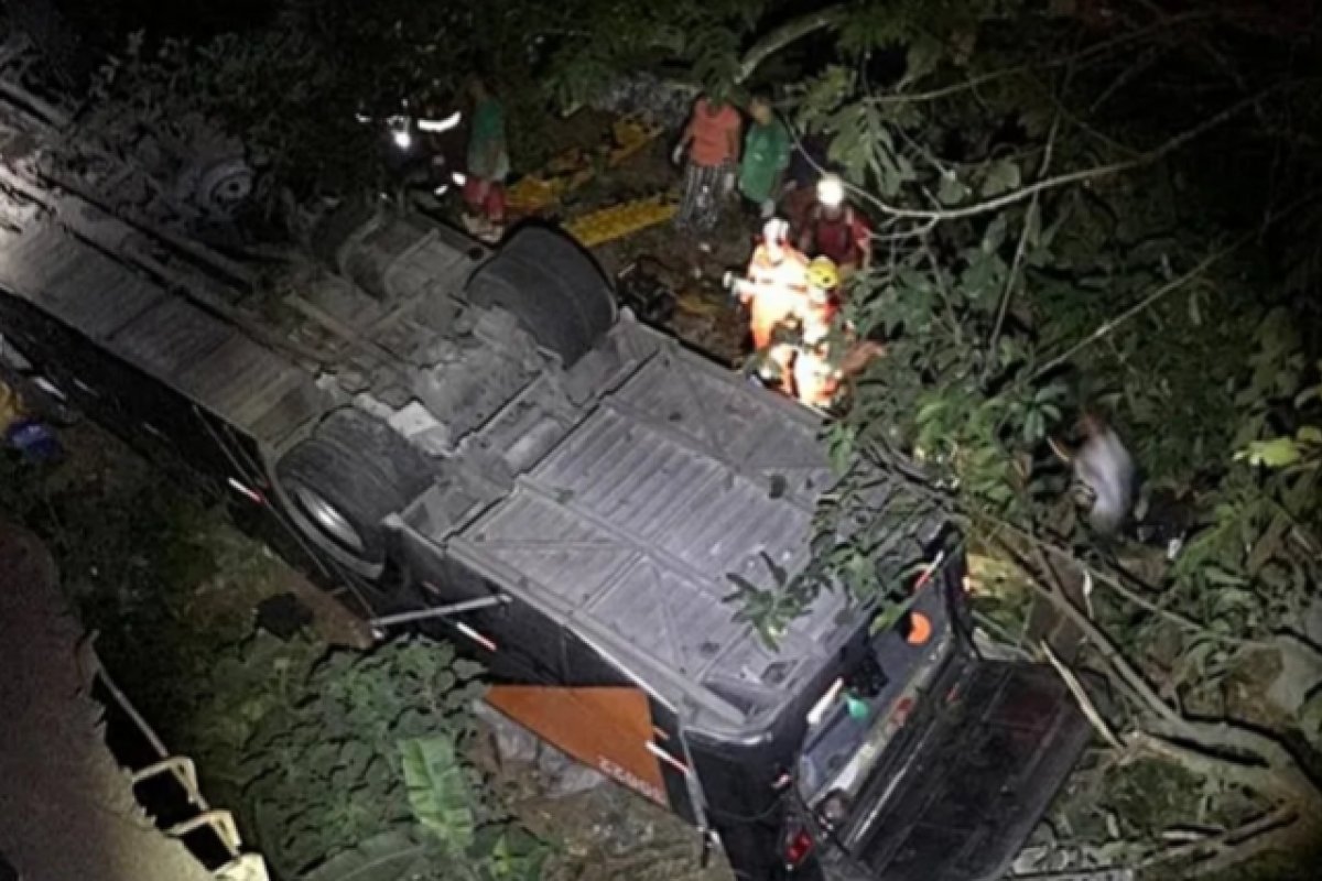 Ônibus com time de futebol cai de ponte e deixa mortos e feridos em Minas Gerais