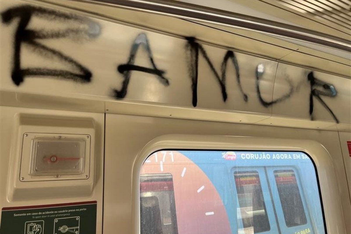 Estações e trens do metrô de Salvador são pichadas com o nome 'Bamor'