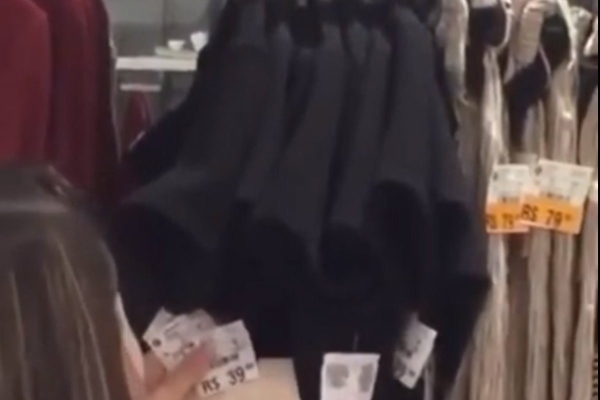 Loja de departamentos troca etiqueta de peças com o mesmo valor