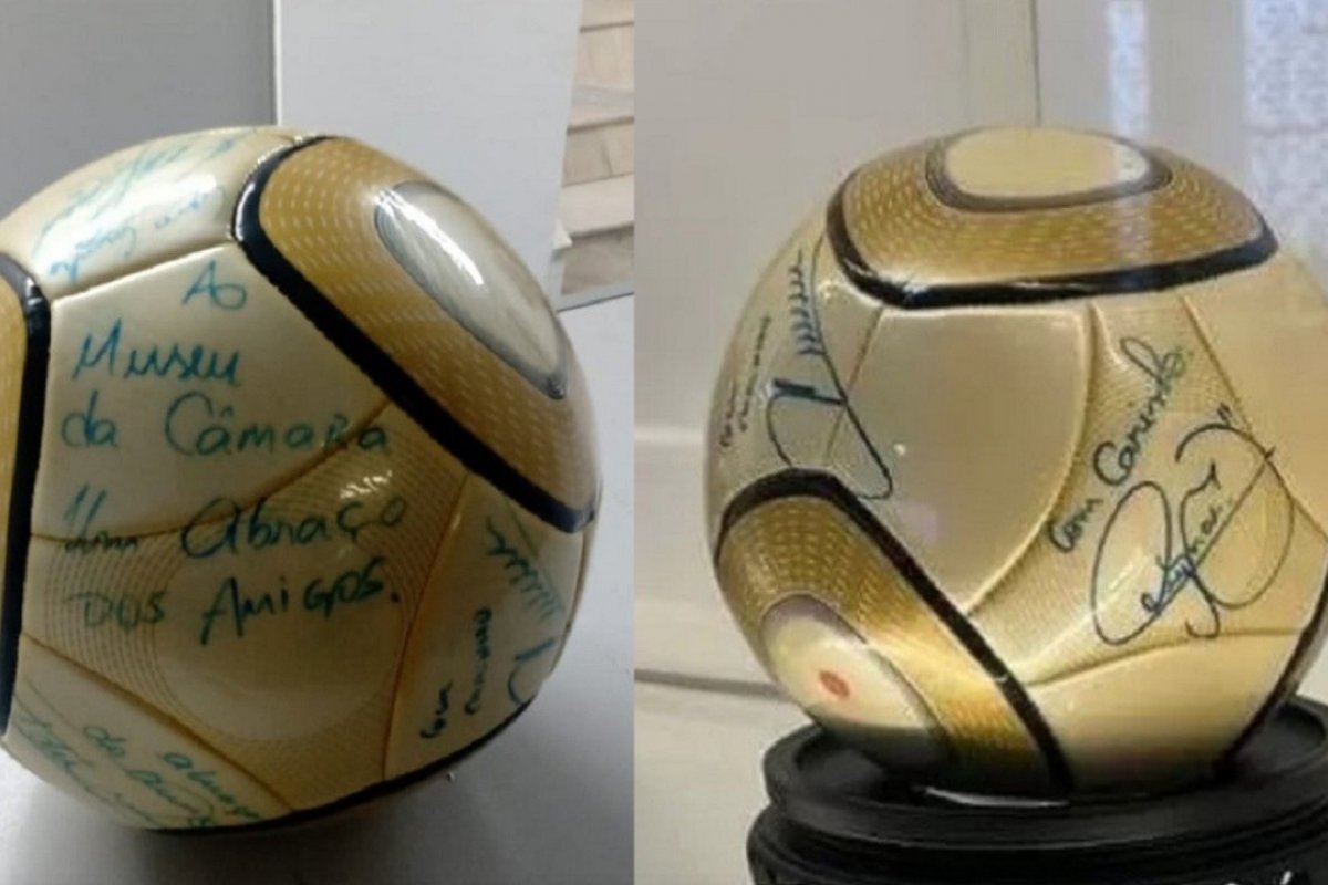 PM recupera bola autografada por Neymar roubada do Congresso durante protestos