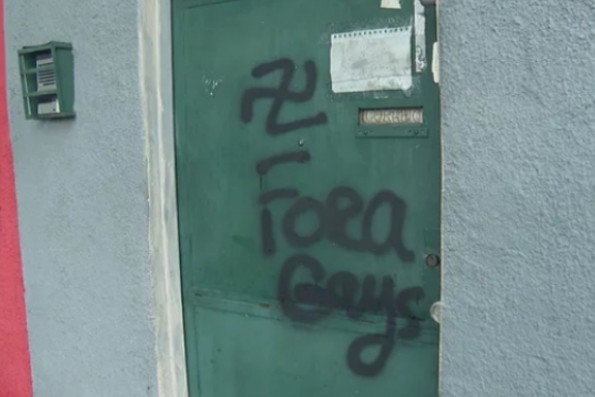 Casal gay tem portão pichado com símbolo nazista e frase homofóbica no Rio de Janeiro