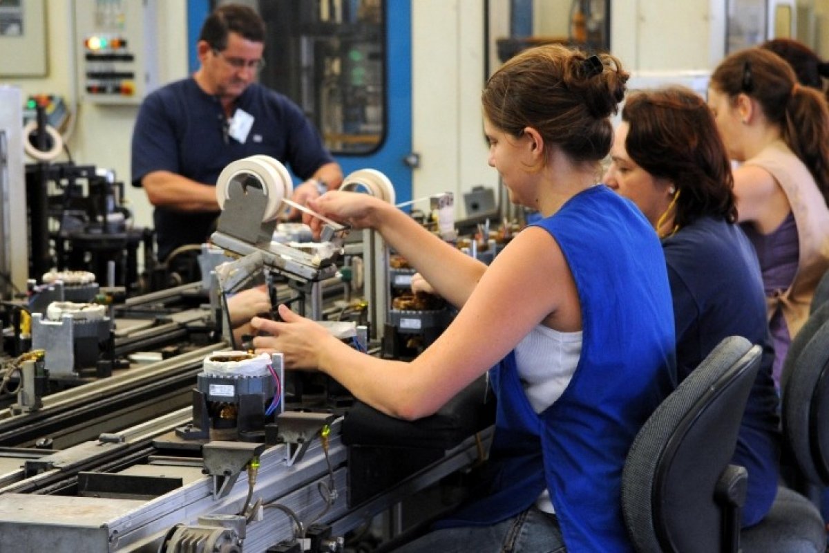 Indicadores de atuação das pequenas indústrias registram queda em 2022, diz CNI