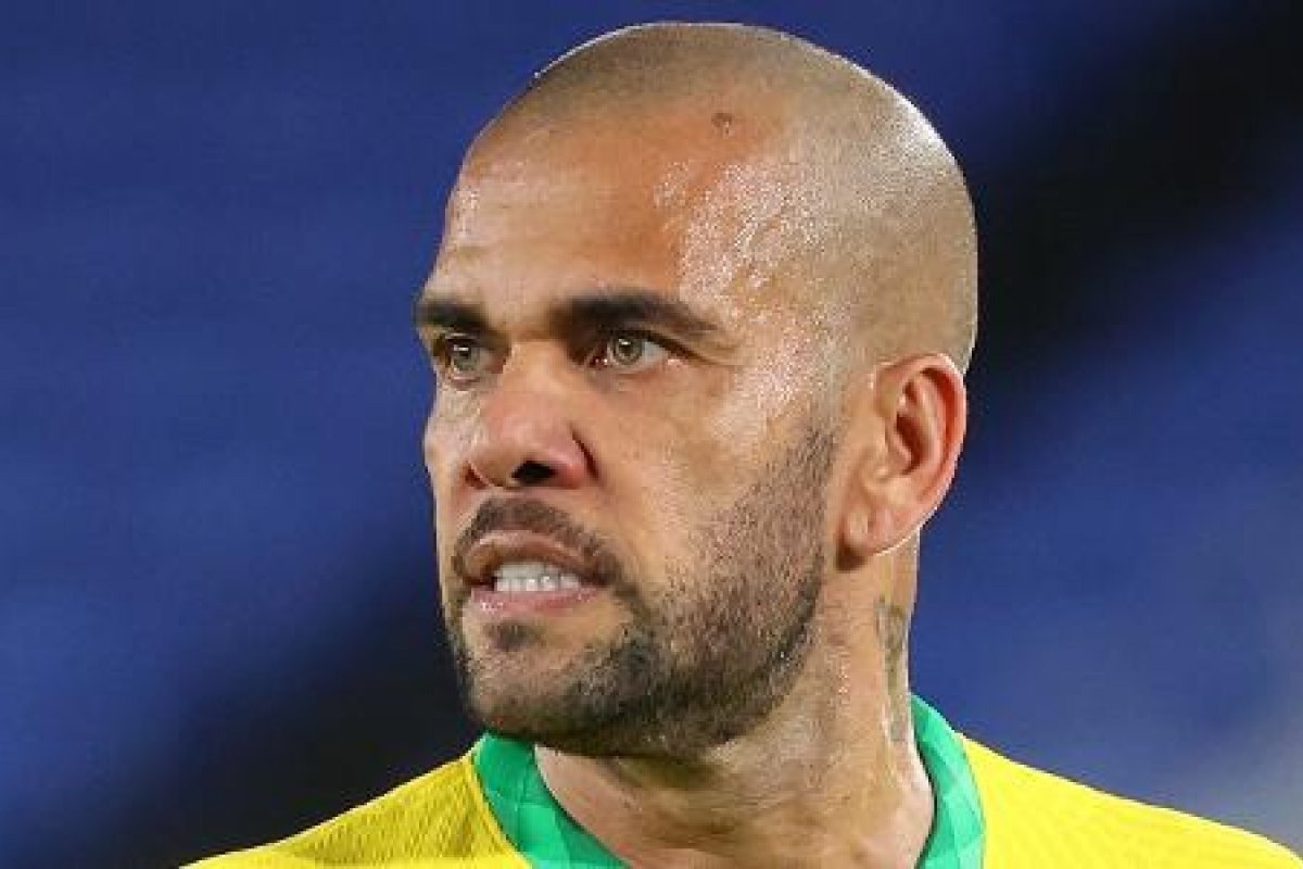 Defesa de Daniel Alves acredita que jogador deixe prisão dentro de um mês