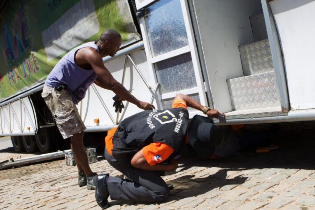 Coelba e Detran-BA realizam treinamento de condutores de trio elétrico e carro de apoio