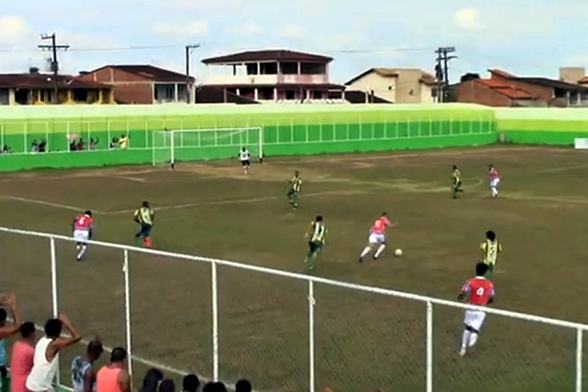 Defesa de professor de futebol suspeito de estuprar adolescentes na Bahia afirma que relações foram consensuais