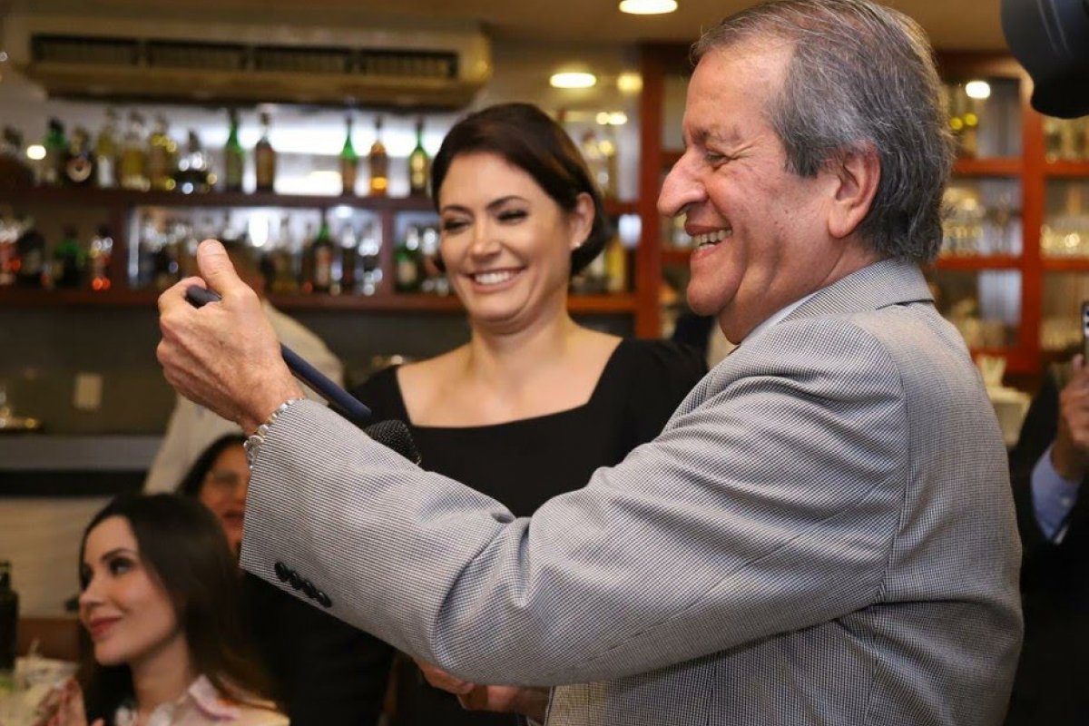 Michelle participa de jantar do PL e faz chamada de vídeo com Bolsonaro