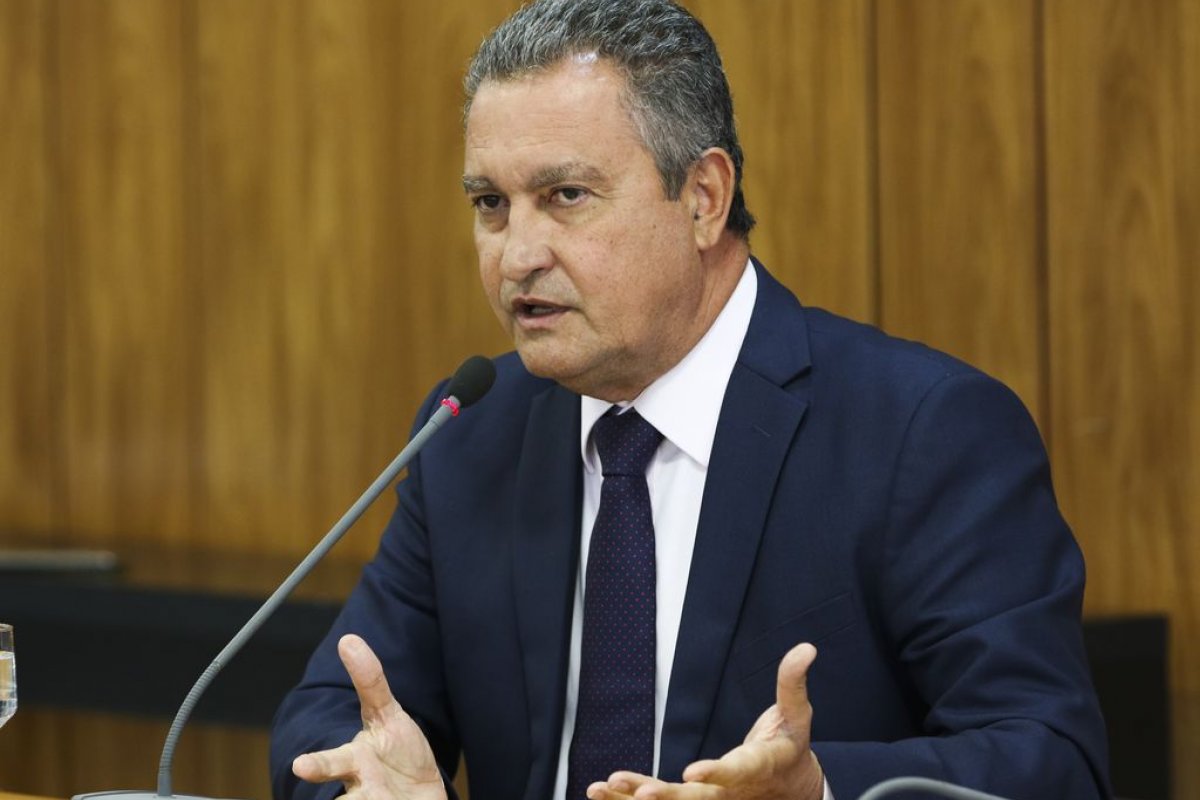 Rui Costa tenta articular cargo para esposa no conselho do TCM