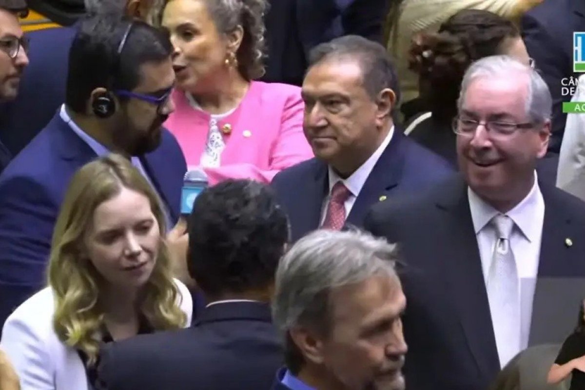 Eduardo Cunha volta ao plenário da Câmara para posse da filha